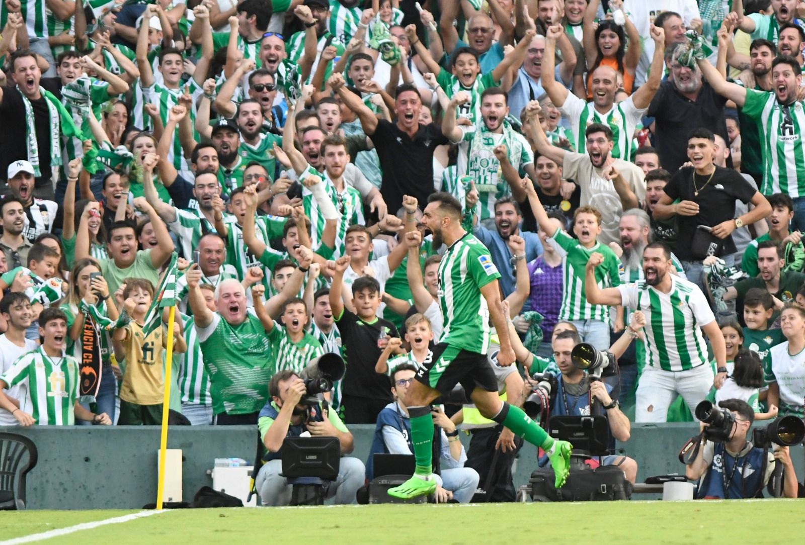  Borja Iglesias celebra su segundo gol al Girona.