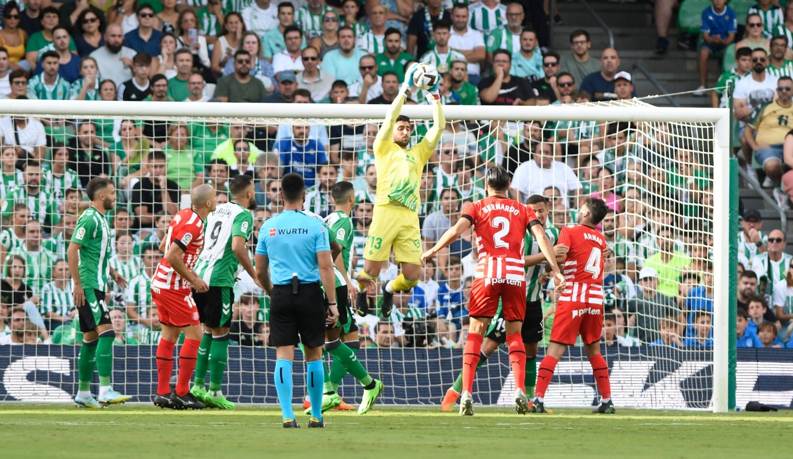 Rui Silva se impone por alto en el Betis-Girona.