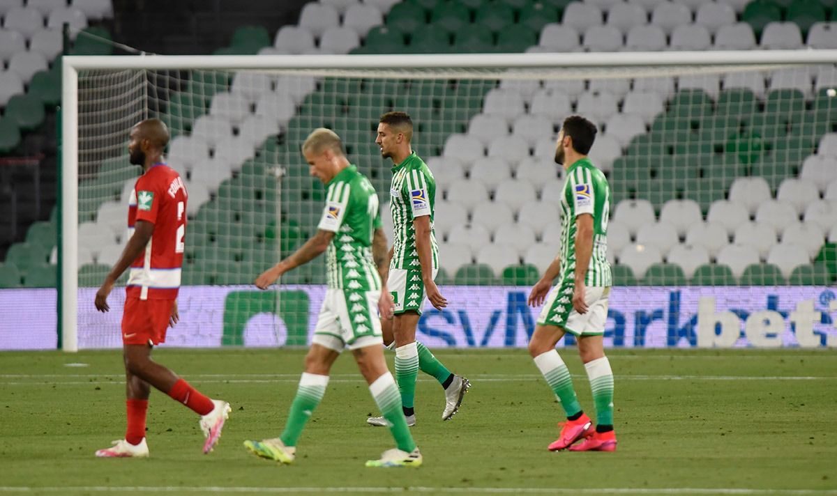  Los jugadores del Betis, tras el empate ante el Granada.