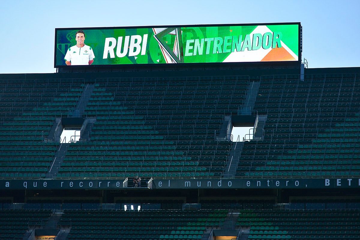  La presentación de Rubi en el videomarcador del Villamarín anoche.