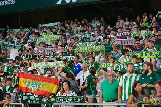  Aficionados béticos en el Benito Villamarín.