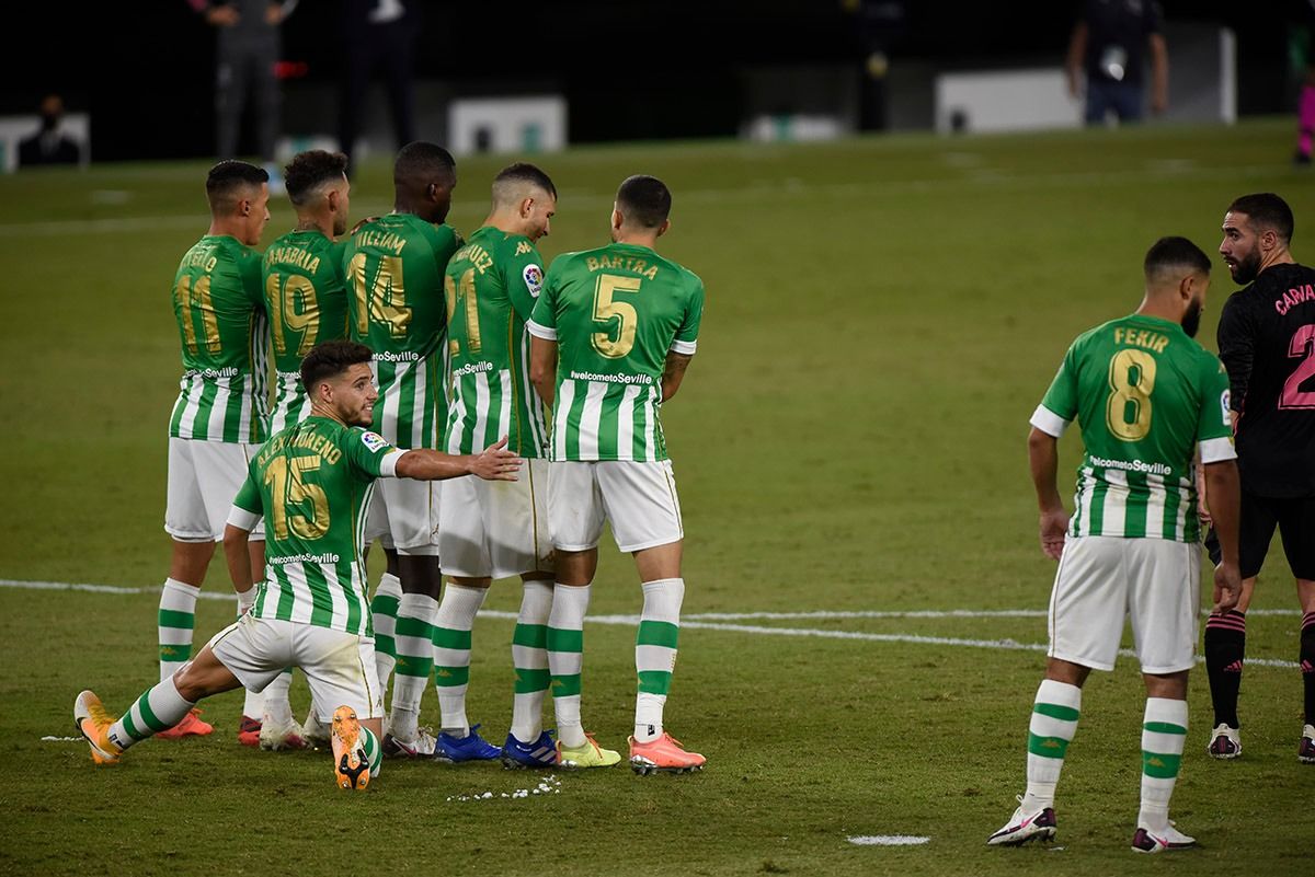  Álex Moreno se coloca en una falta del Betis - Madrid..
