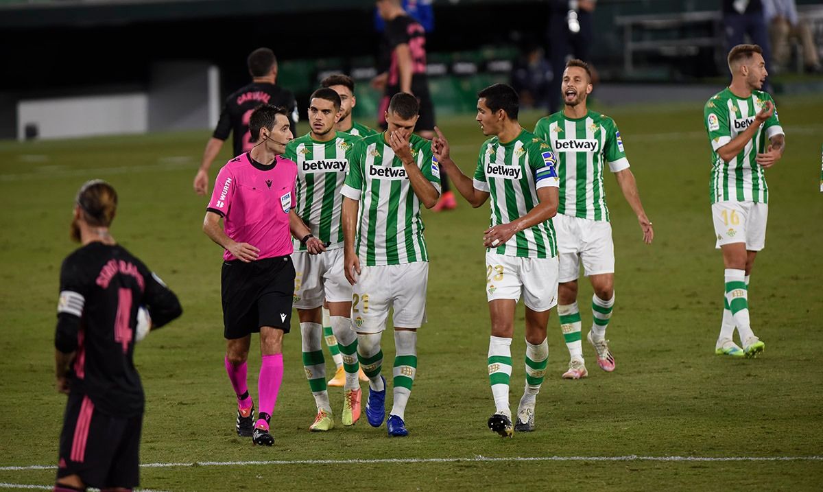  Jugadores del Betis protestan a De Burgos Bengoetxea tras señalar el penalti.