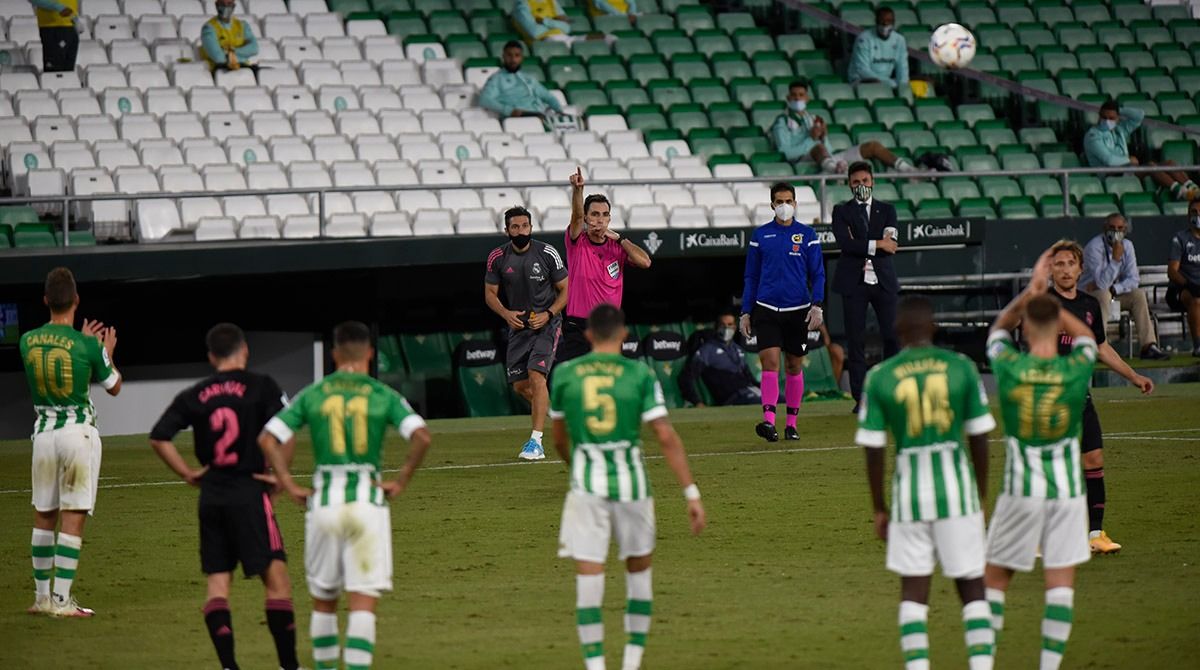  Bartra contempla cómo De Burgos Bengoetxea señala el penalti.