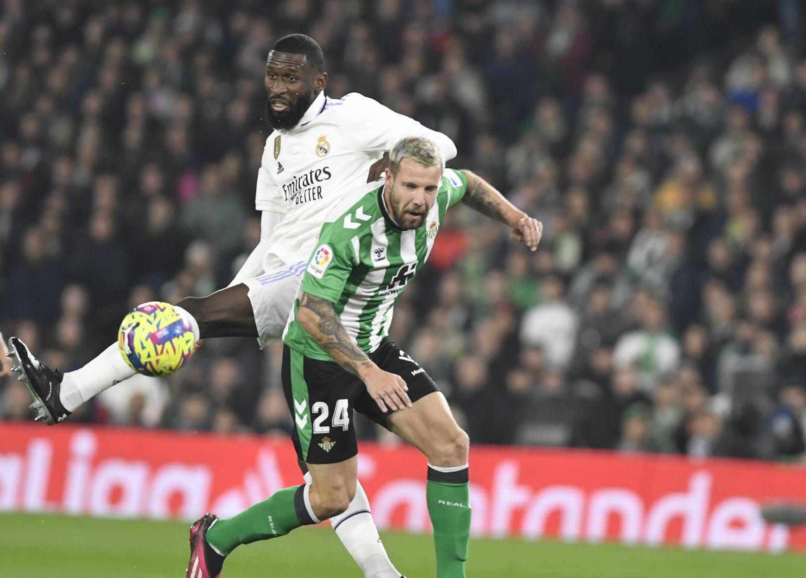 Aitor Ruibal pelea una pelota con Rudiger en el Betis-Real Madrid.