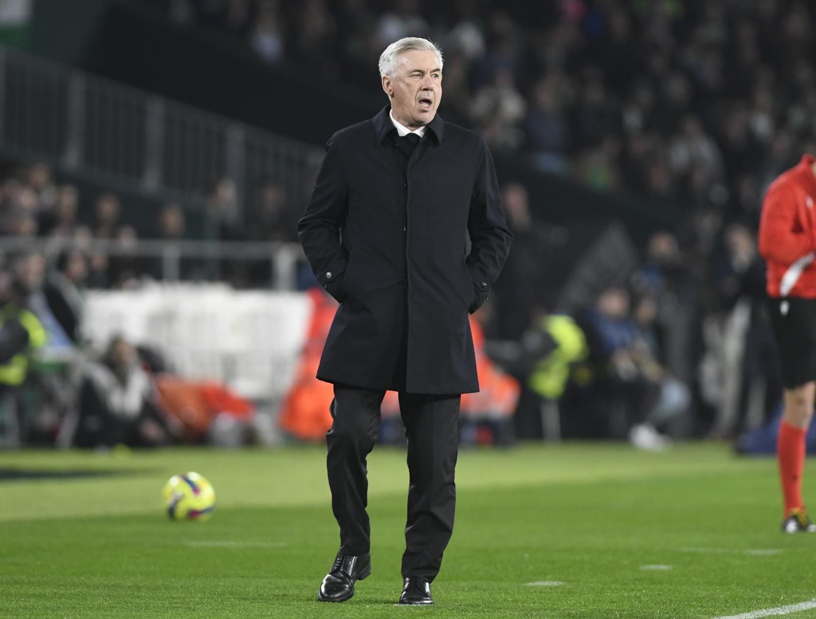 Ancelotti en la banda del Benito Villamarín.