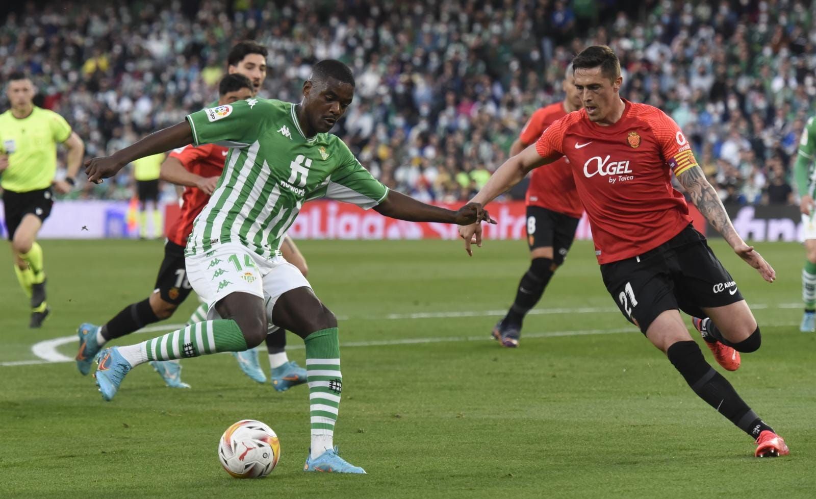  William Carvalho con la pelota (foto: Kiko Hurtado).