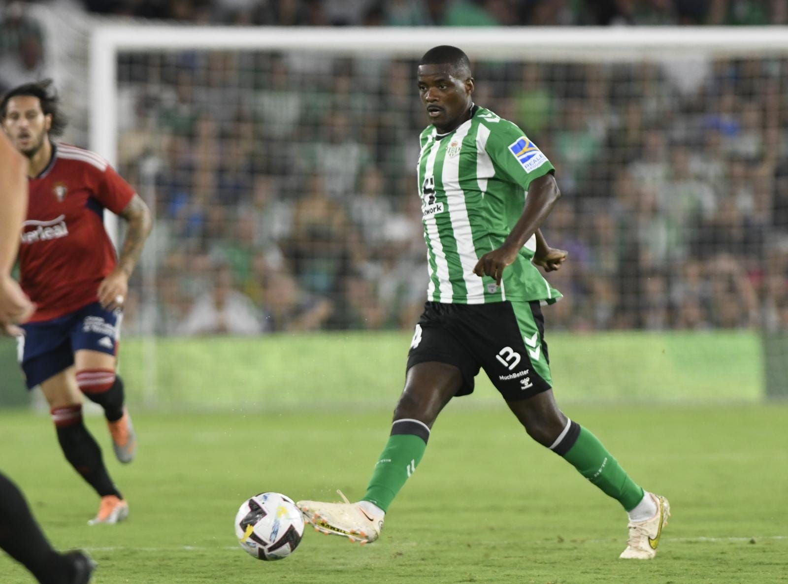  William Carvalho con la pelota (foto: Kiko Hurtado).