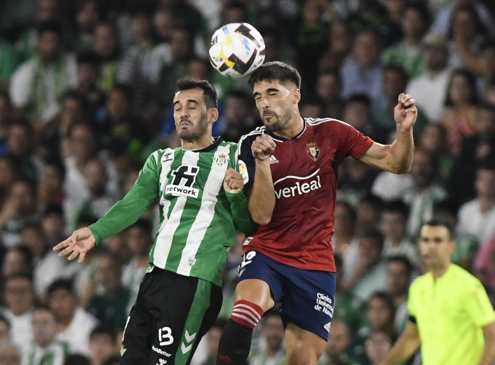 Juanmi pelea por un balón aéreo con el osasunista Nacho Vidal.