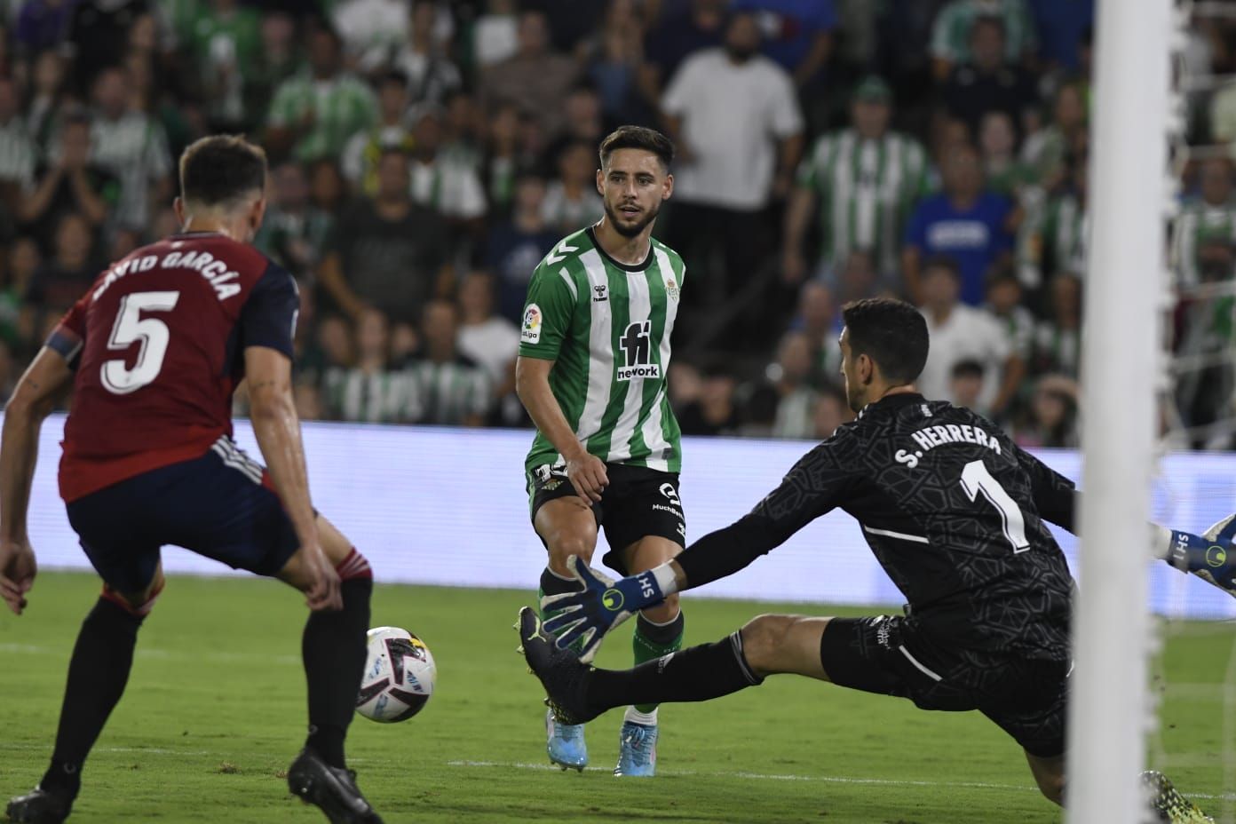  Álex Moreno, ante Osasuna.