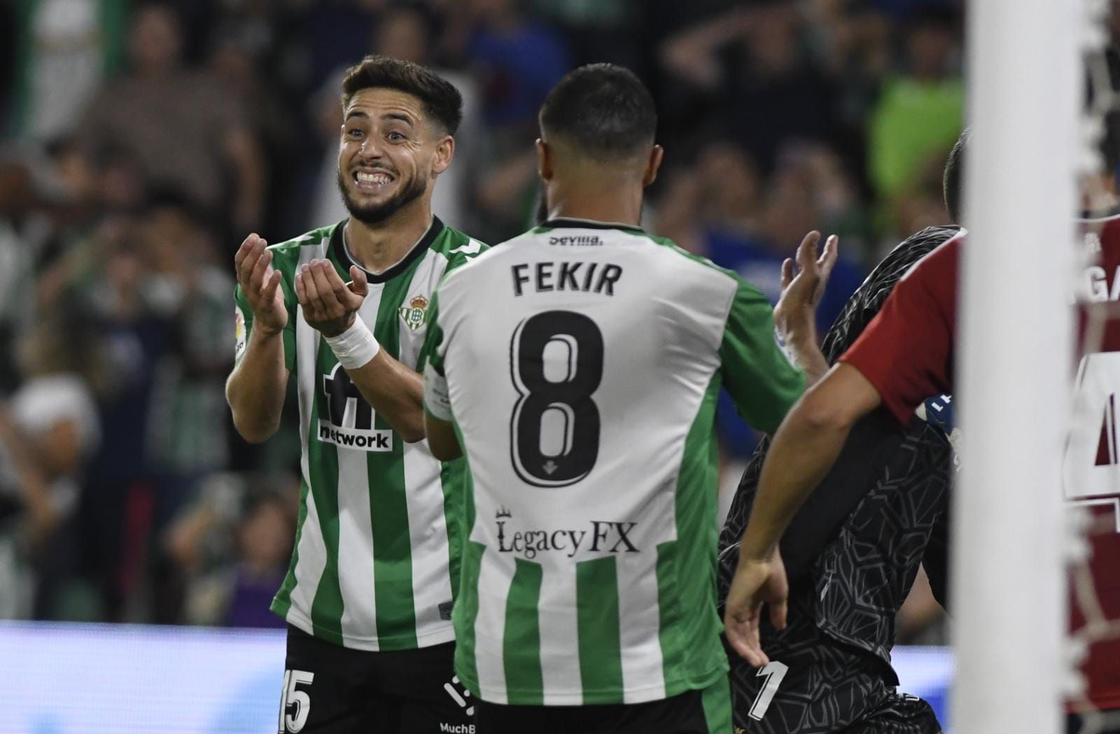  Álex Moreno y Nabil Fekir, en el Betis-Osasuna (foto: Kiko Hurtado).