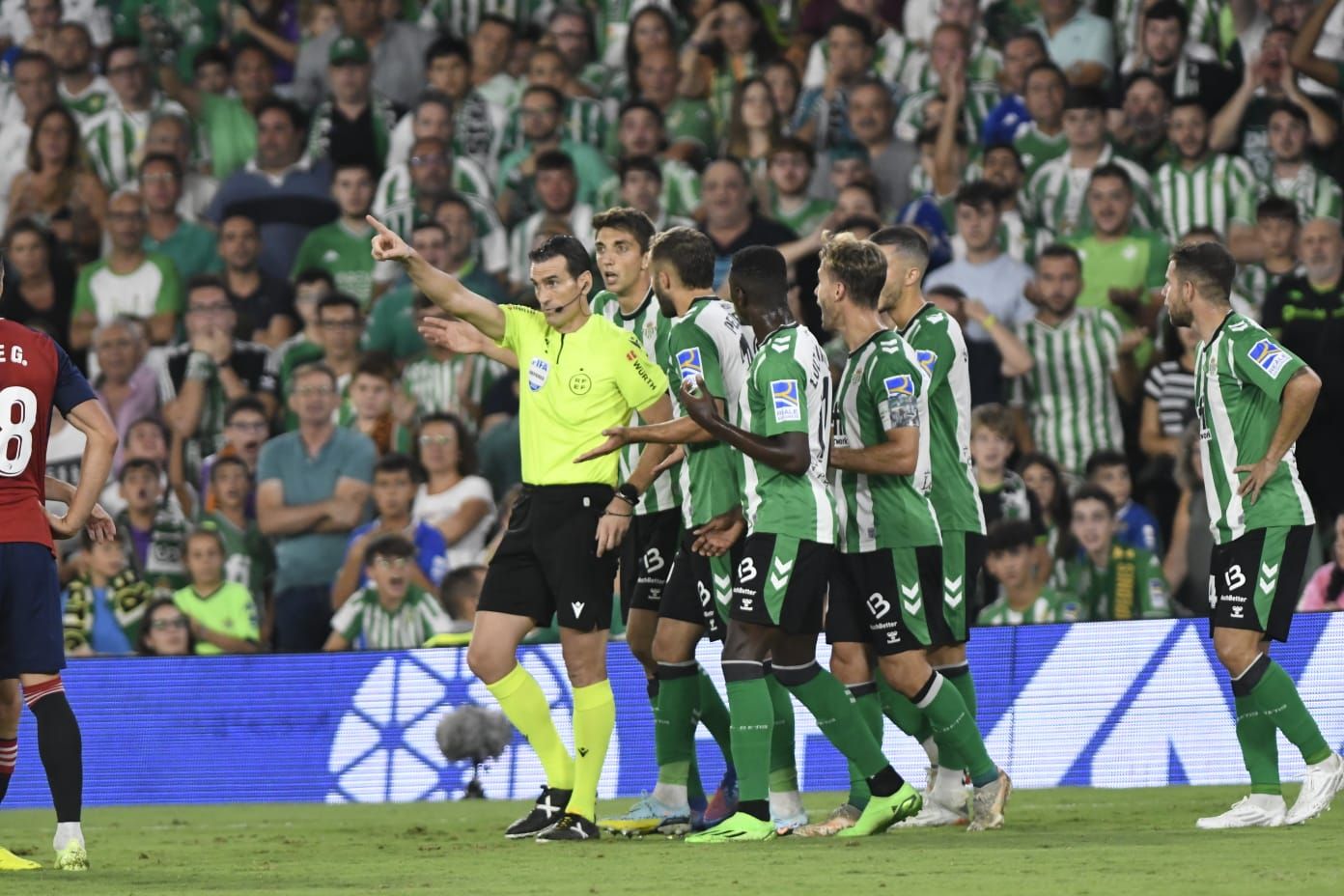  Martínez Munuera expulsa a Pezzella.