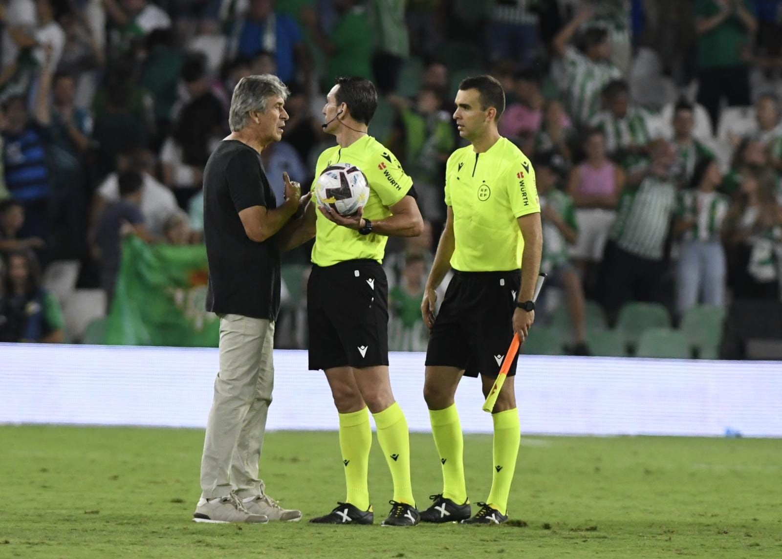  Pellegrini habla con Martínez Munuera tras el Betis-Osasuna.