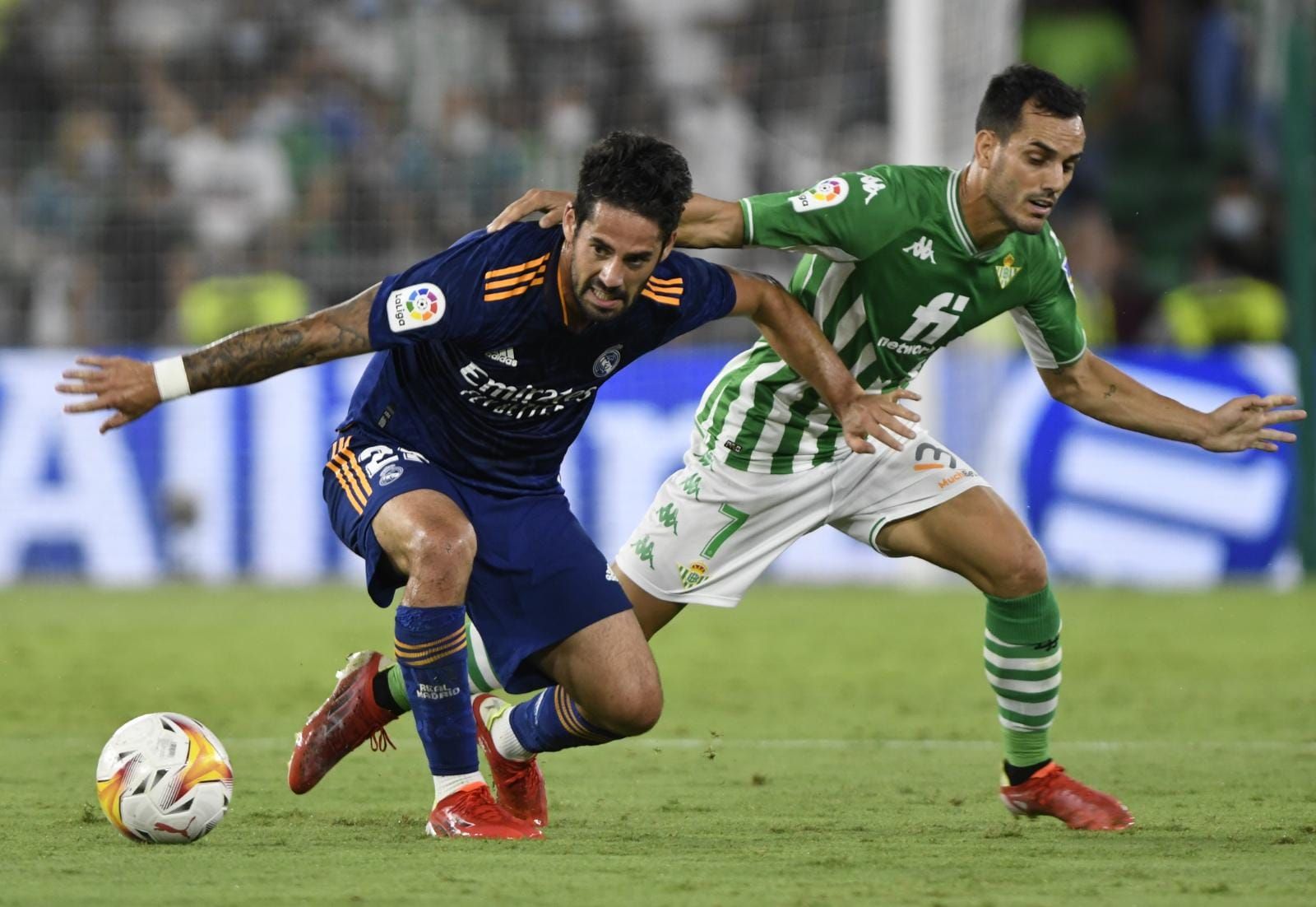  Isco pelea un balón con Juanmi.