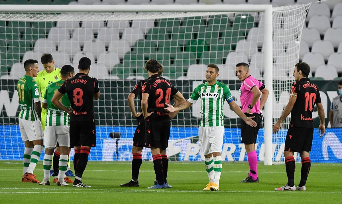  Joaquín protesta por el gol anulado por fuera de juego a Sanabria.