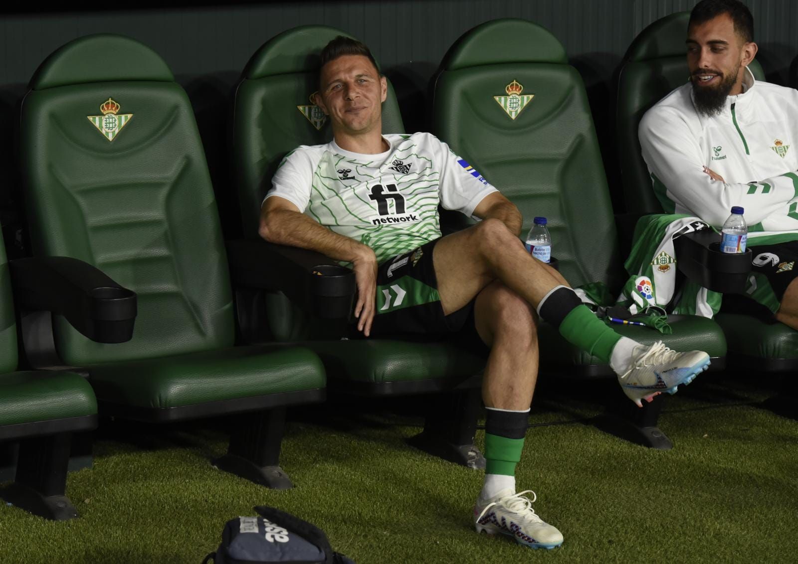 Joaquín, en el banquillo, durante el partido ante la Real.