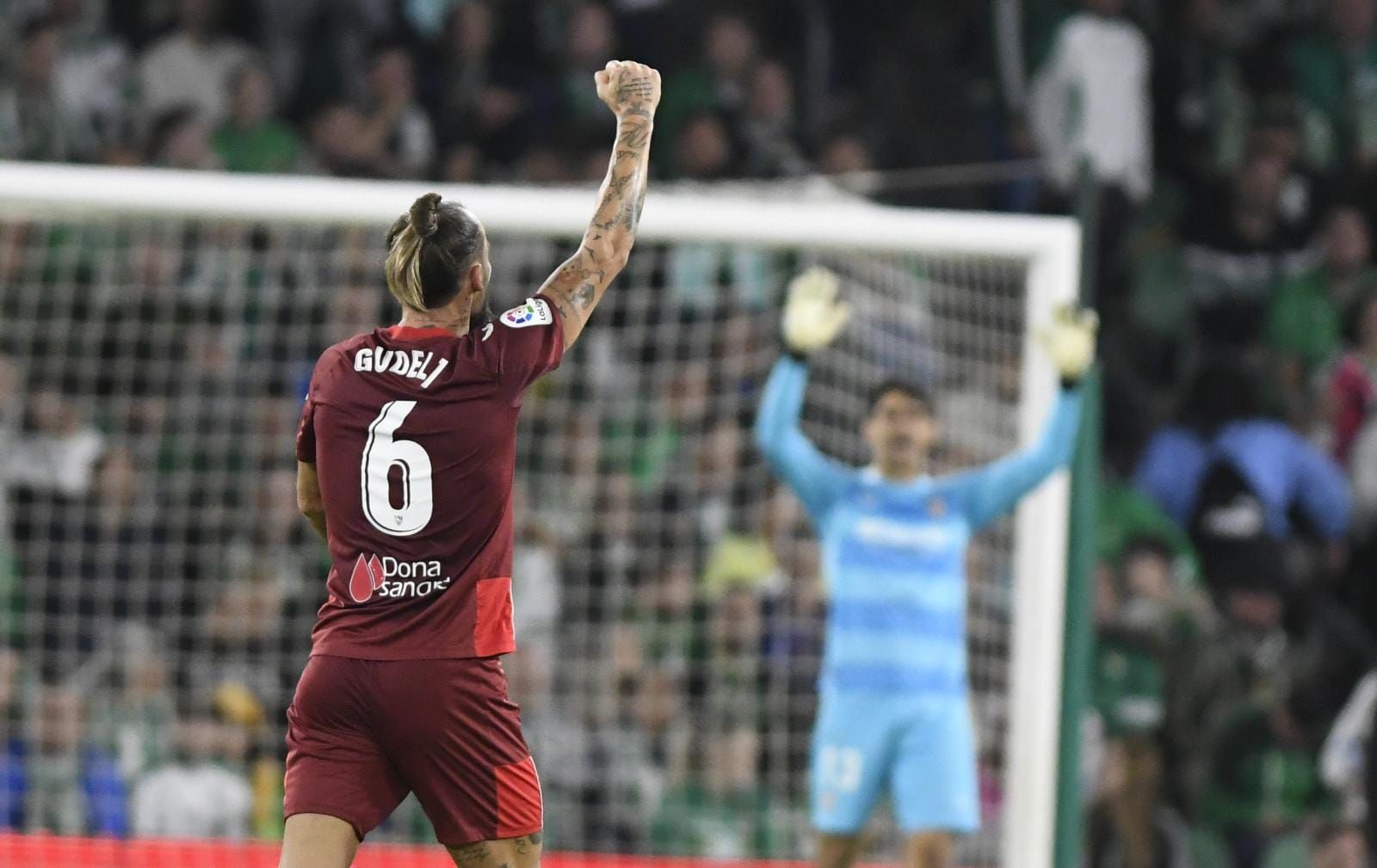  Gudelj celebra su golazo con Bono de fondo