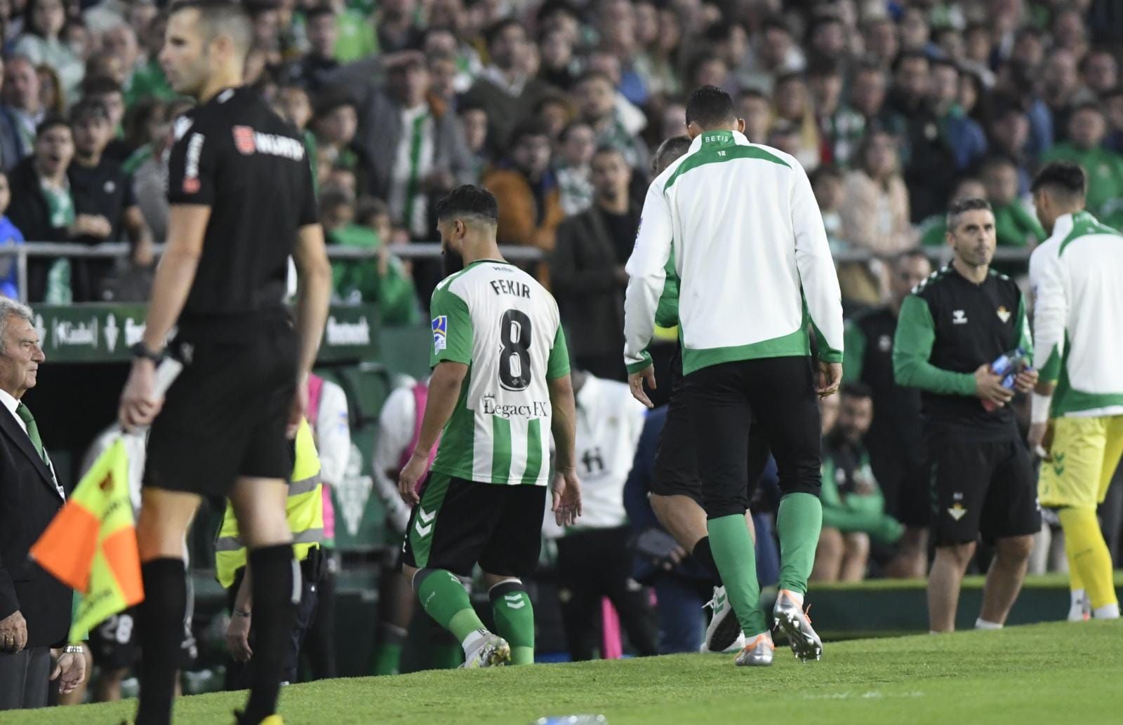 Fekir se retira expulsado del derbi.