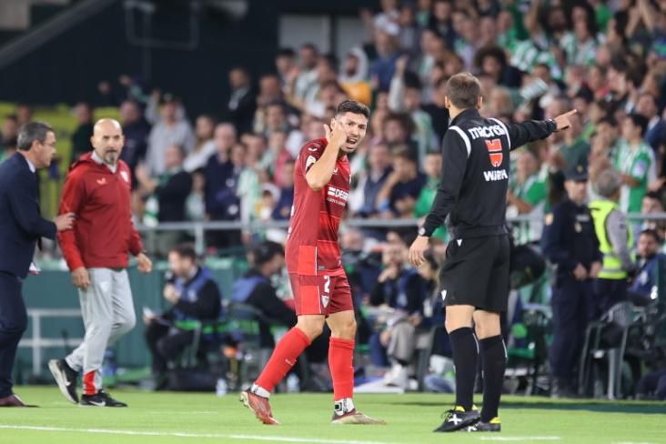  Montiel se marcha enfadado tras su expulsión.