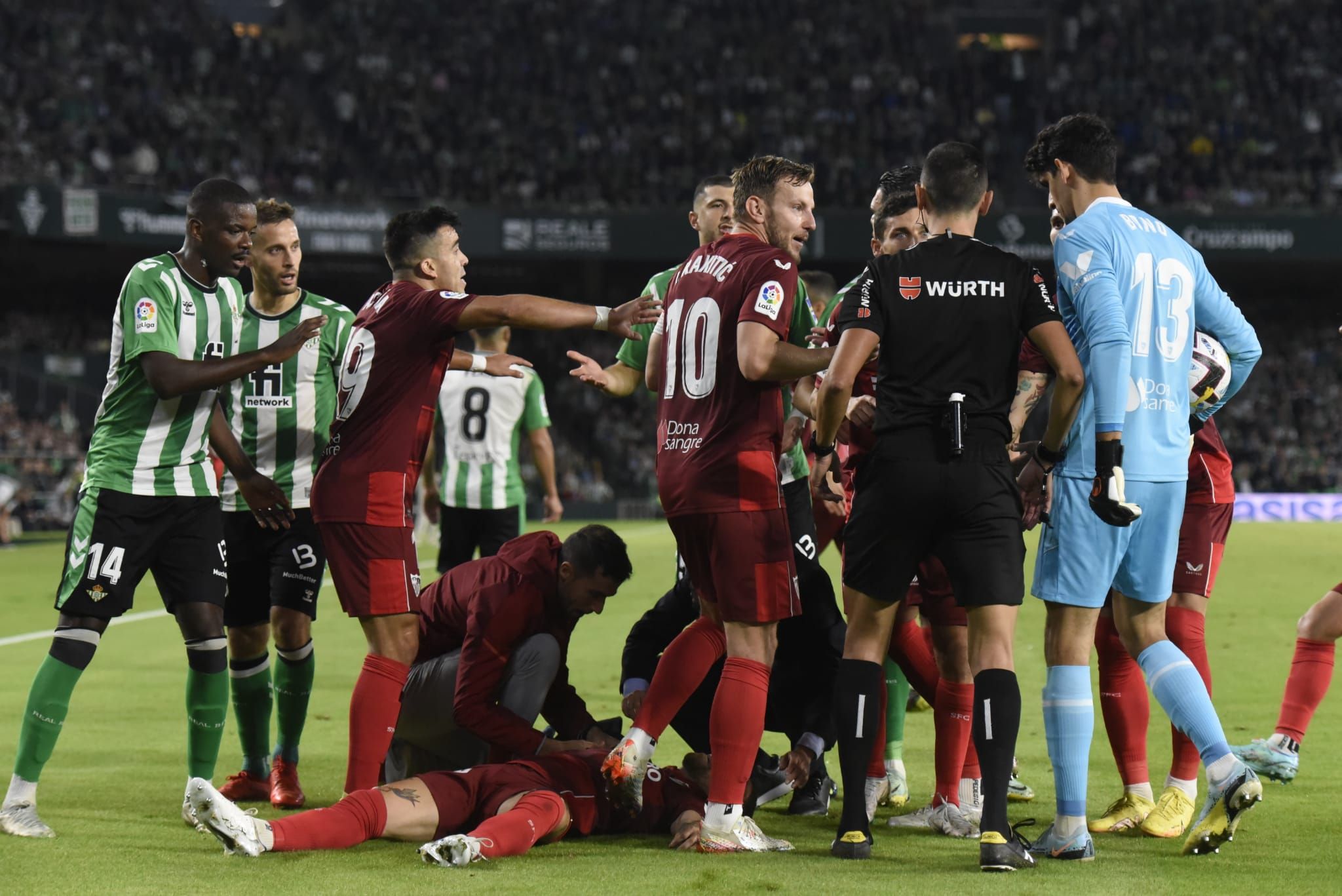  Sánchez Martínez, en la acción de la expulsión de Fekir en el derbi Betis-Sevilla.