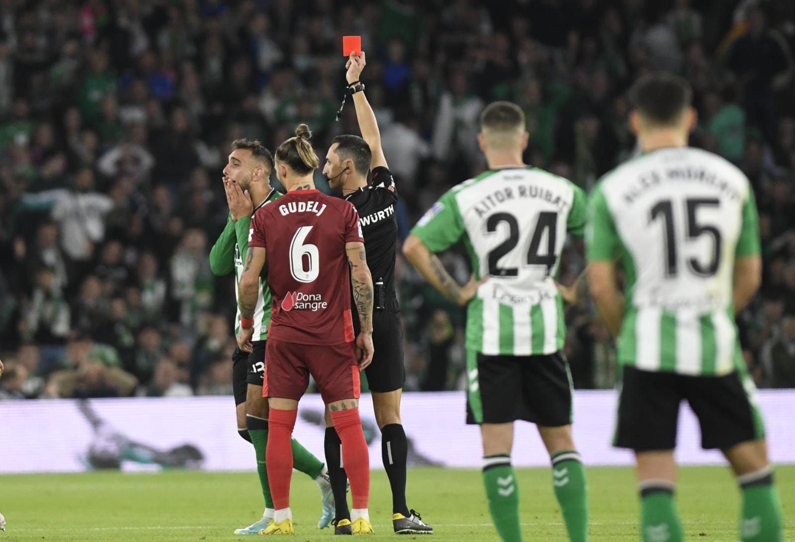  Borja Iglesias en el momento de ser expulsado