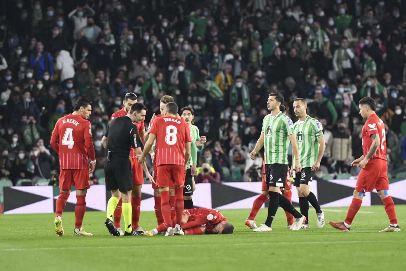 El Sevilla pide roja para Fekir por su entrada al Papu.