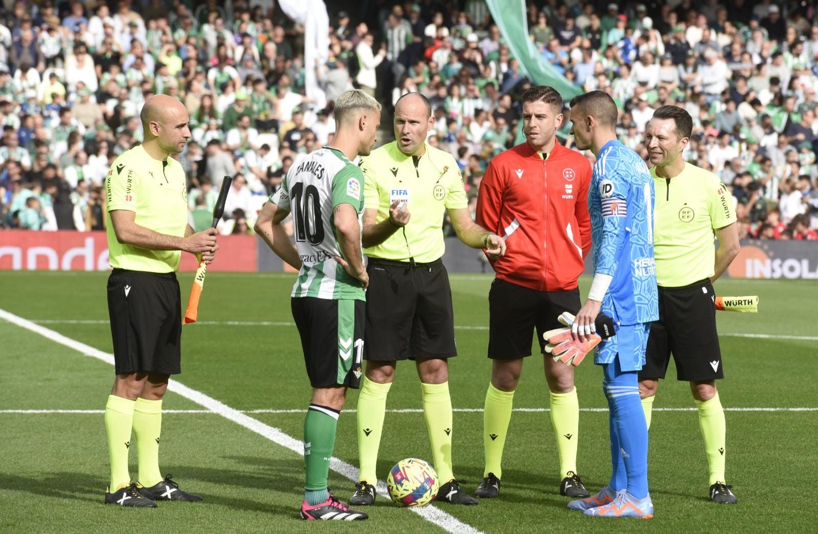  Canales y Mateu Lahoz, en los prolegómenos del Betis-Valladolid.