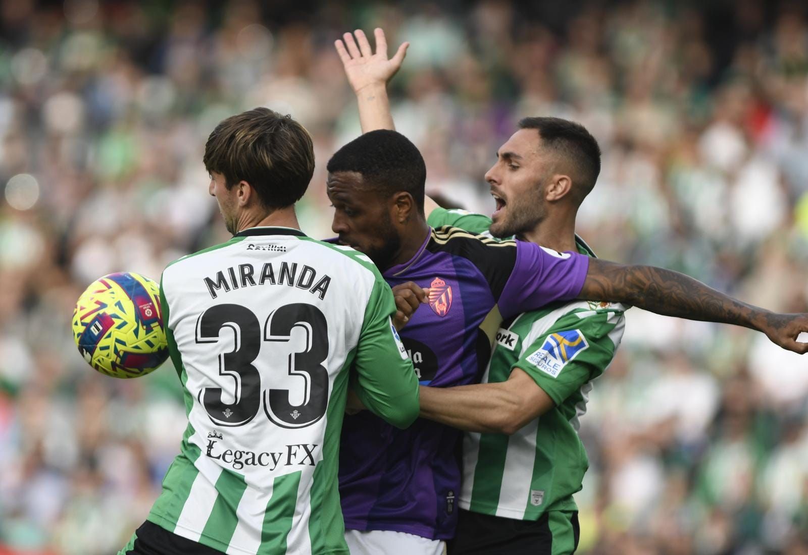 MIranda y Víctor Ruiz pugna con Larin en el área del Betis.
