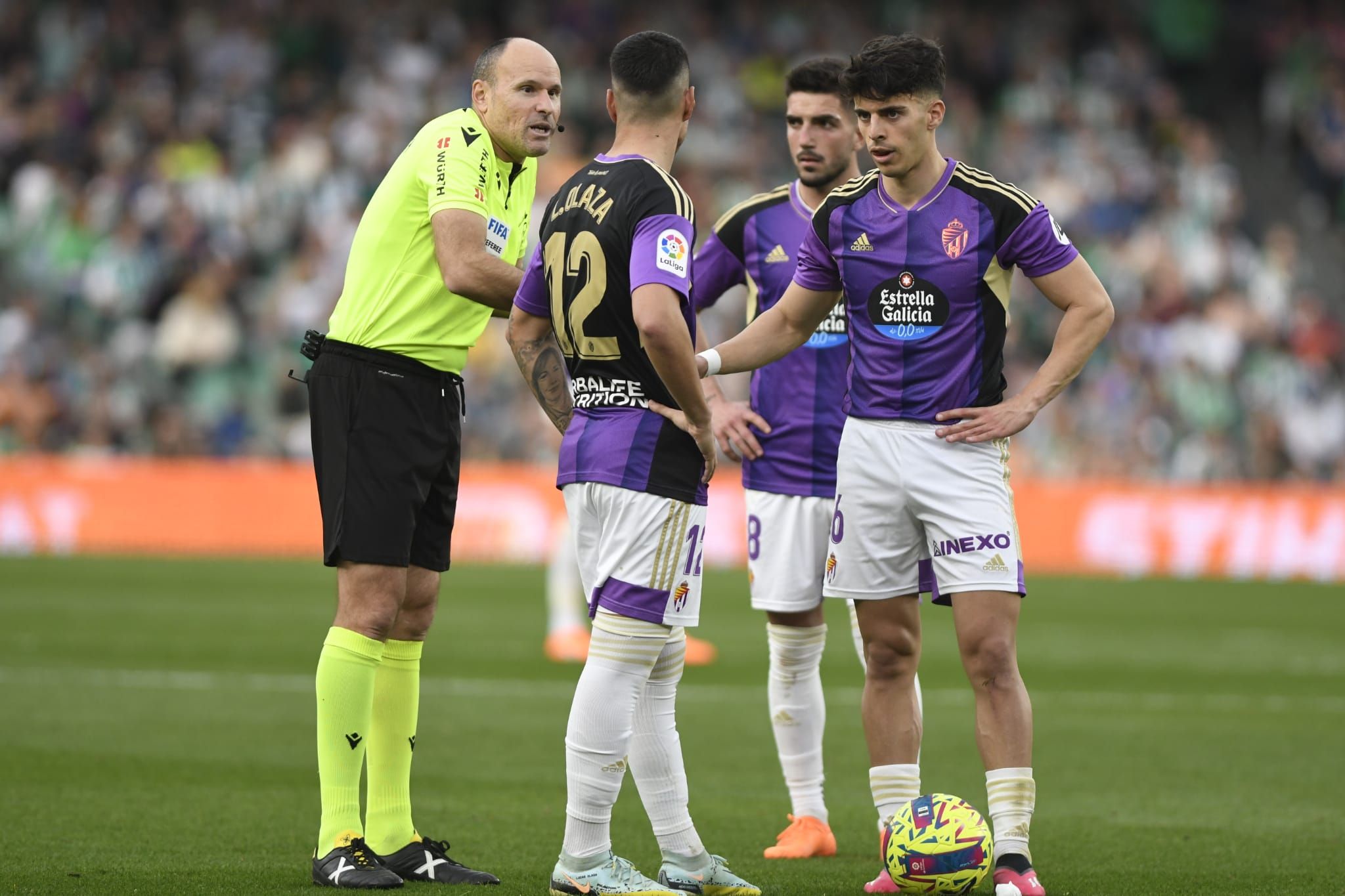 Mateu Lahoz da explicaciones a los jugadores del Valladolid.