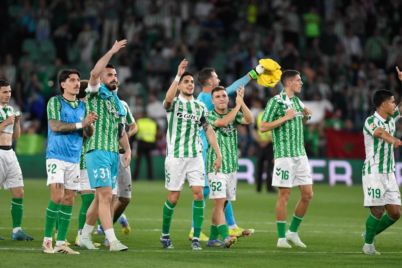  La fiesta del Betis en el Césped tras ganar al Real Valladolid.
