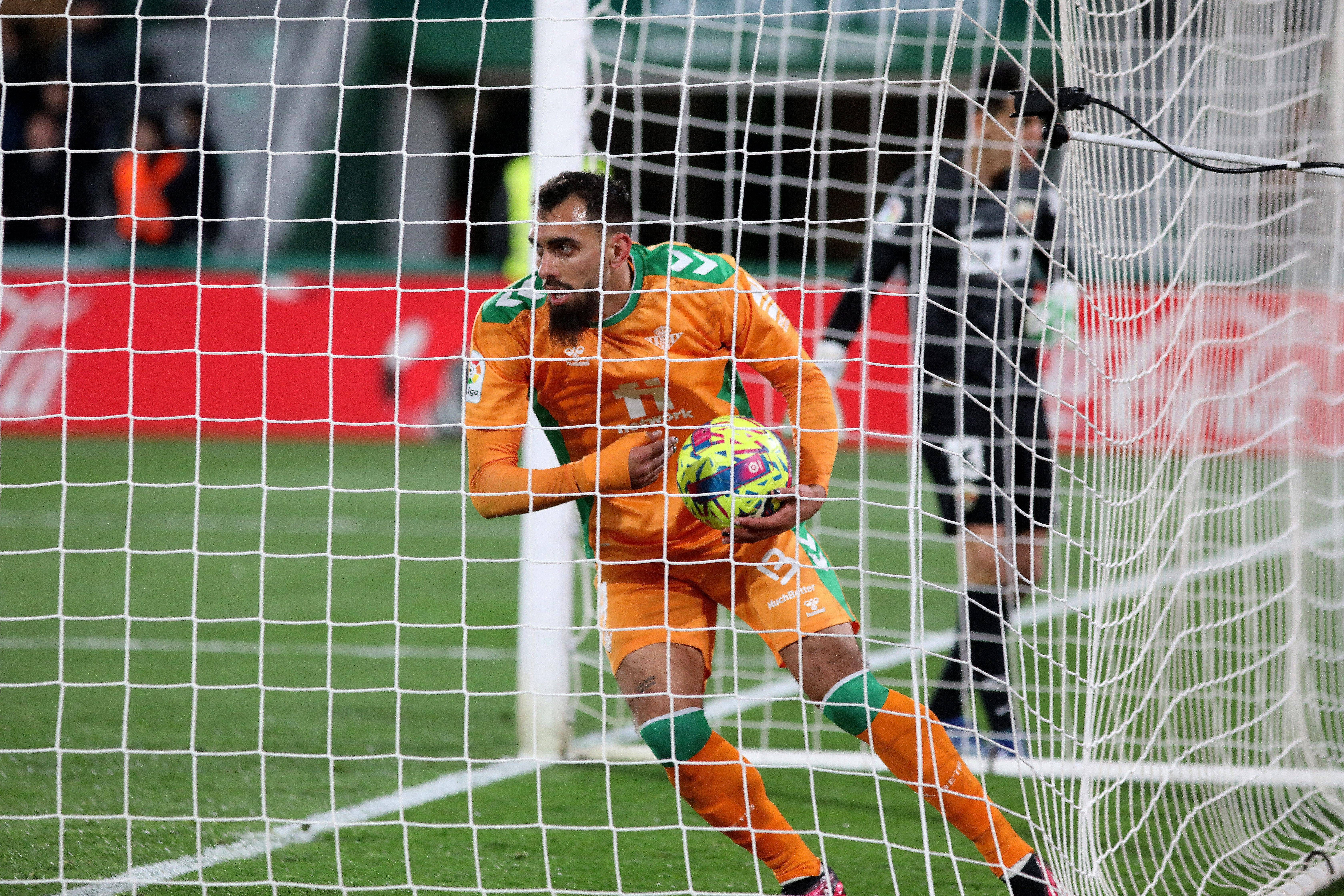 Borja Iglesias tras marcar con el Betis en Elche (foto: Cordón Press).