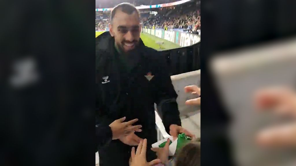 Borja Iglesias, acercándose a Antonella después del partido contra la Real Sociedad