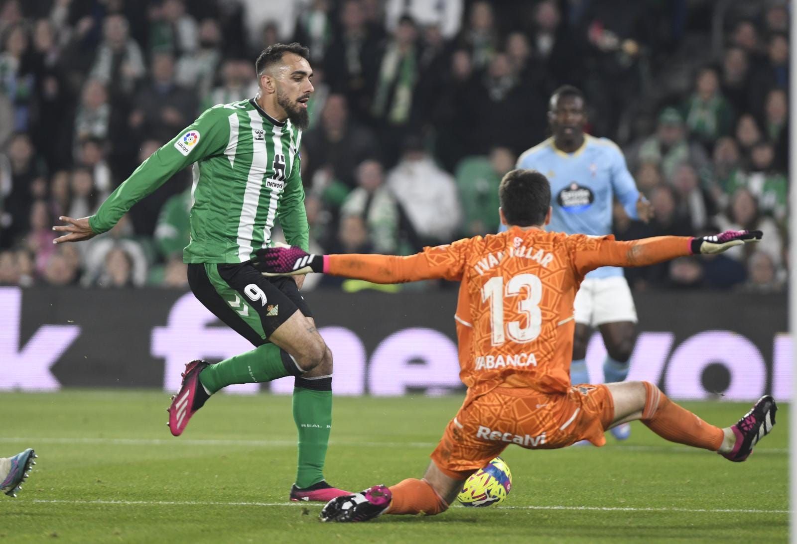 Borja Iglesias, ante el Celta
