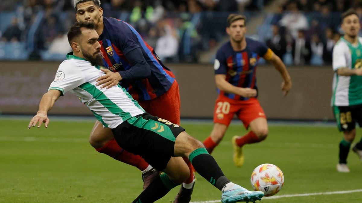  Borja Iglesias ante Araújo