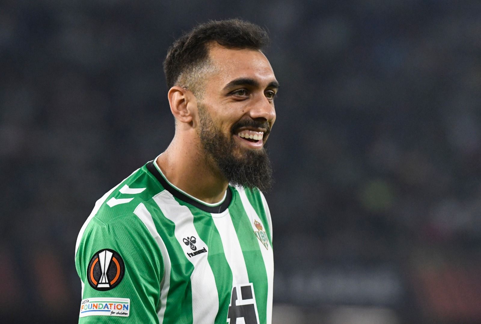  Borja Iglesias ante la Roma