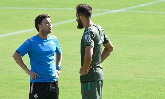 Borja Iglesias, charlando con Rubi.