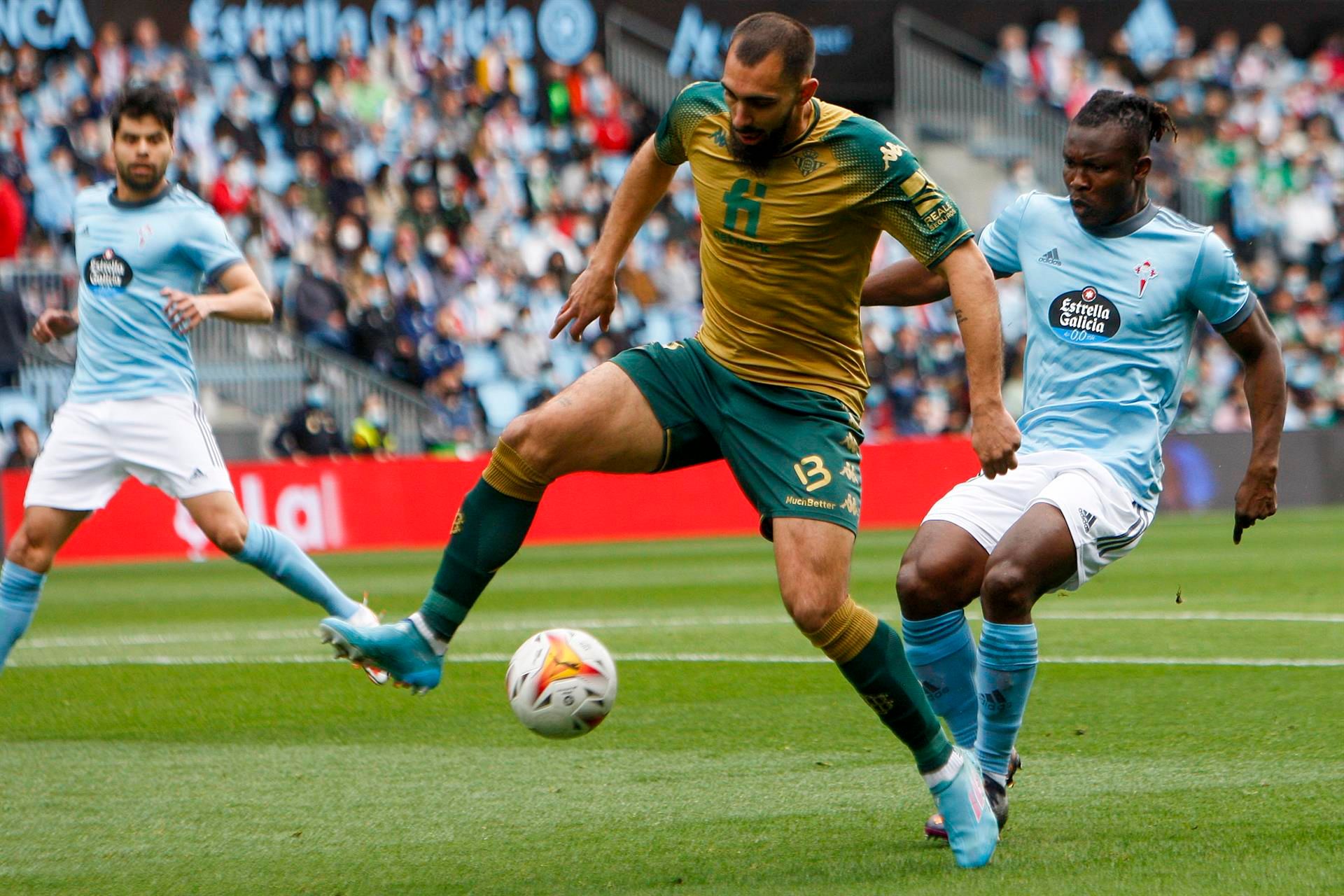 Borja Iglesias intenta un taconazo ante Aidoo.