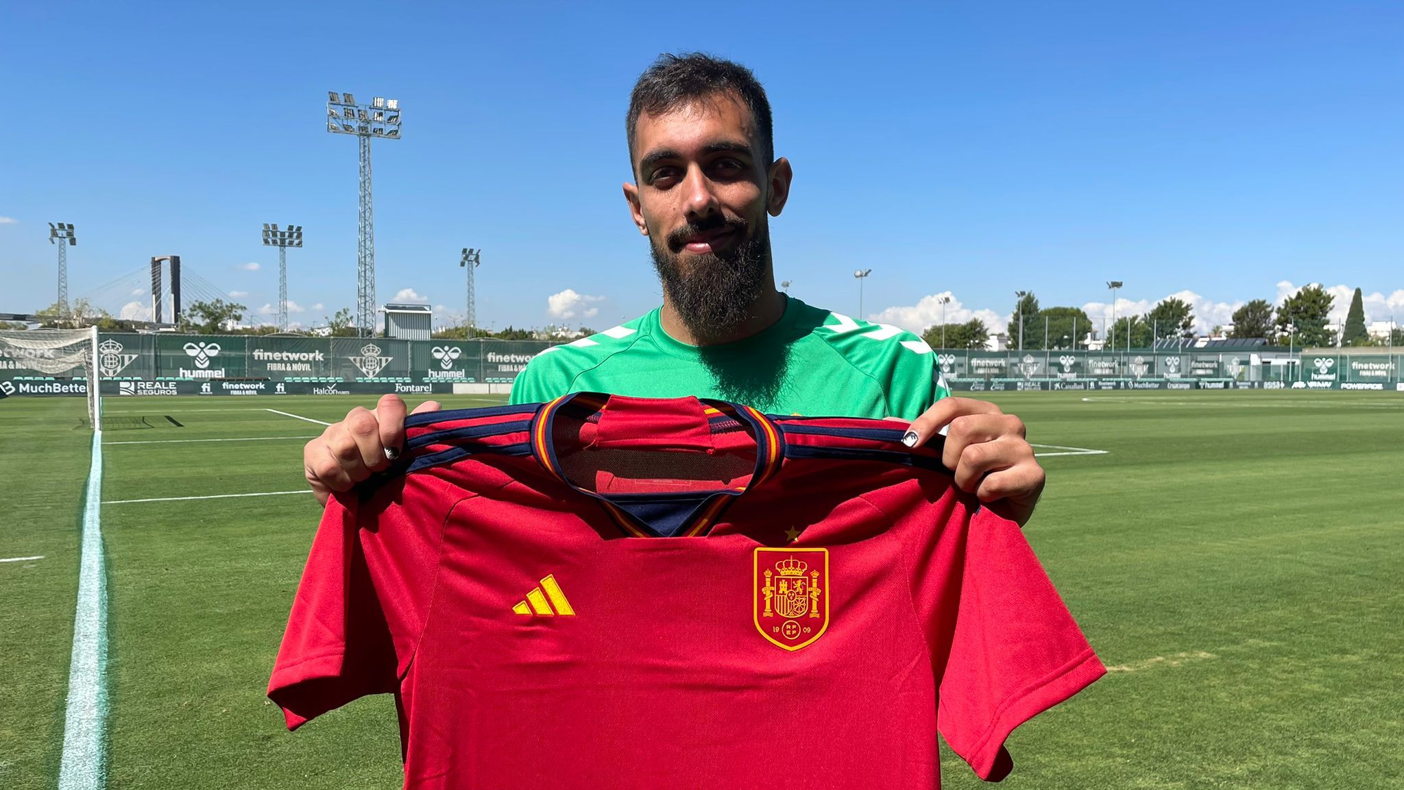 Borja Iglesias, delantero del Betis, posa con la camiseta de la selección