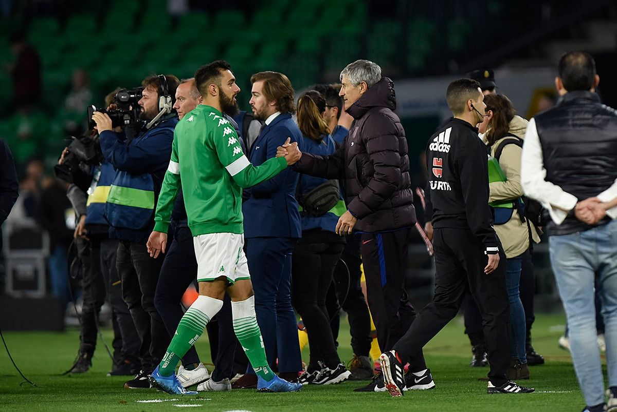 Borja Iglesias, saludando a Joaquín.