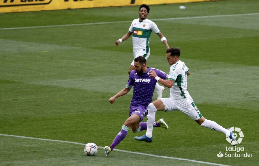  Borja Iglesias en un remate.