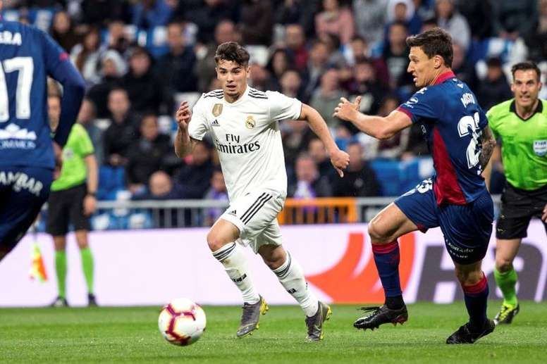  Brahim Díaz conduce la pelota.