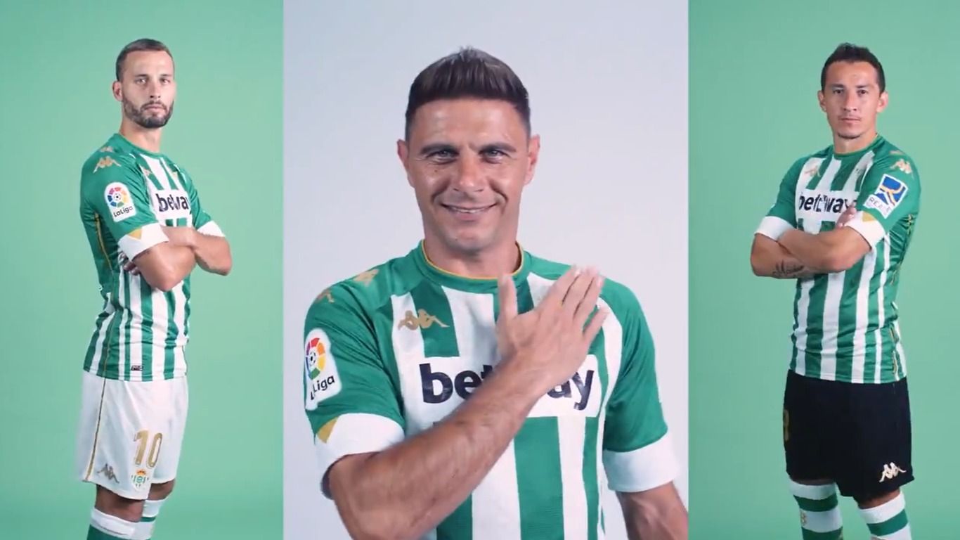  Imágenes de la primera camiseta del Betis, presentada por Canales, Joaquín y Guardado (foto: RBB).