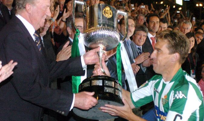  Juan José Cañas recoge la segunda Copa del Rey del Betis.