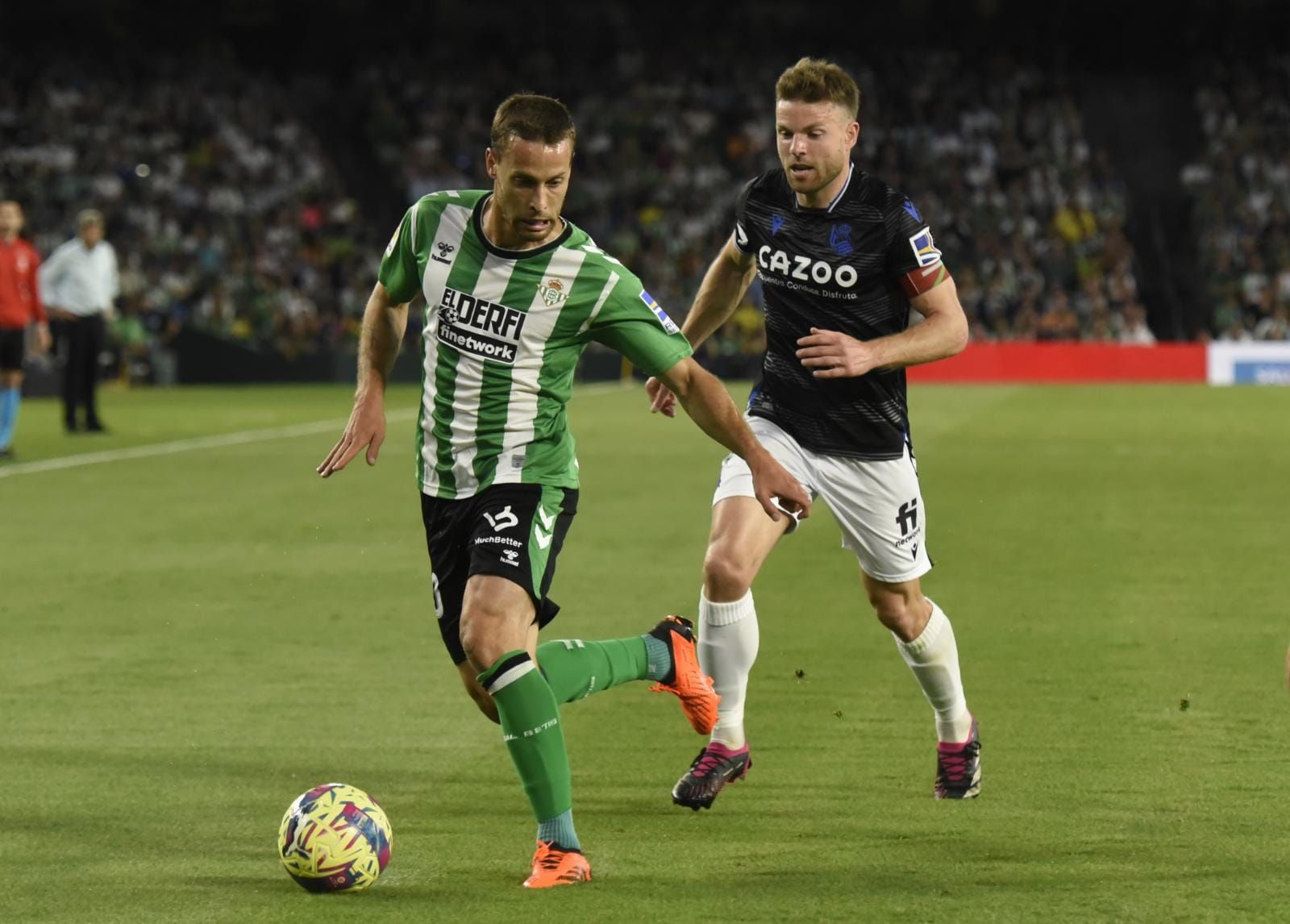  Canales protege el balón frente a Illarramendi.