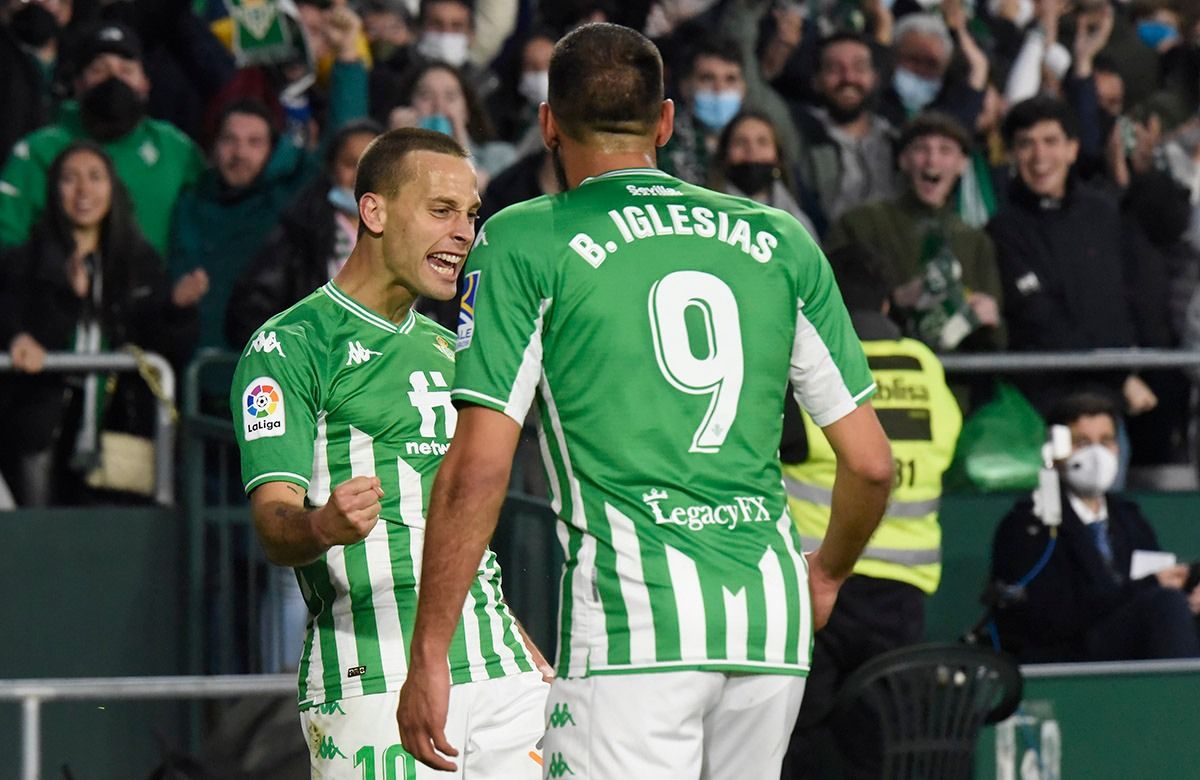  Canales celebra un gol con Borja Iglesias