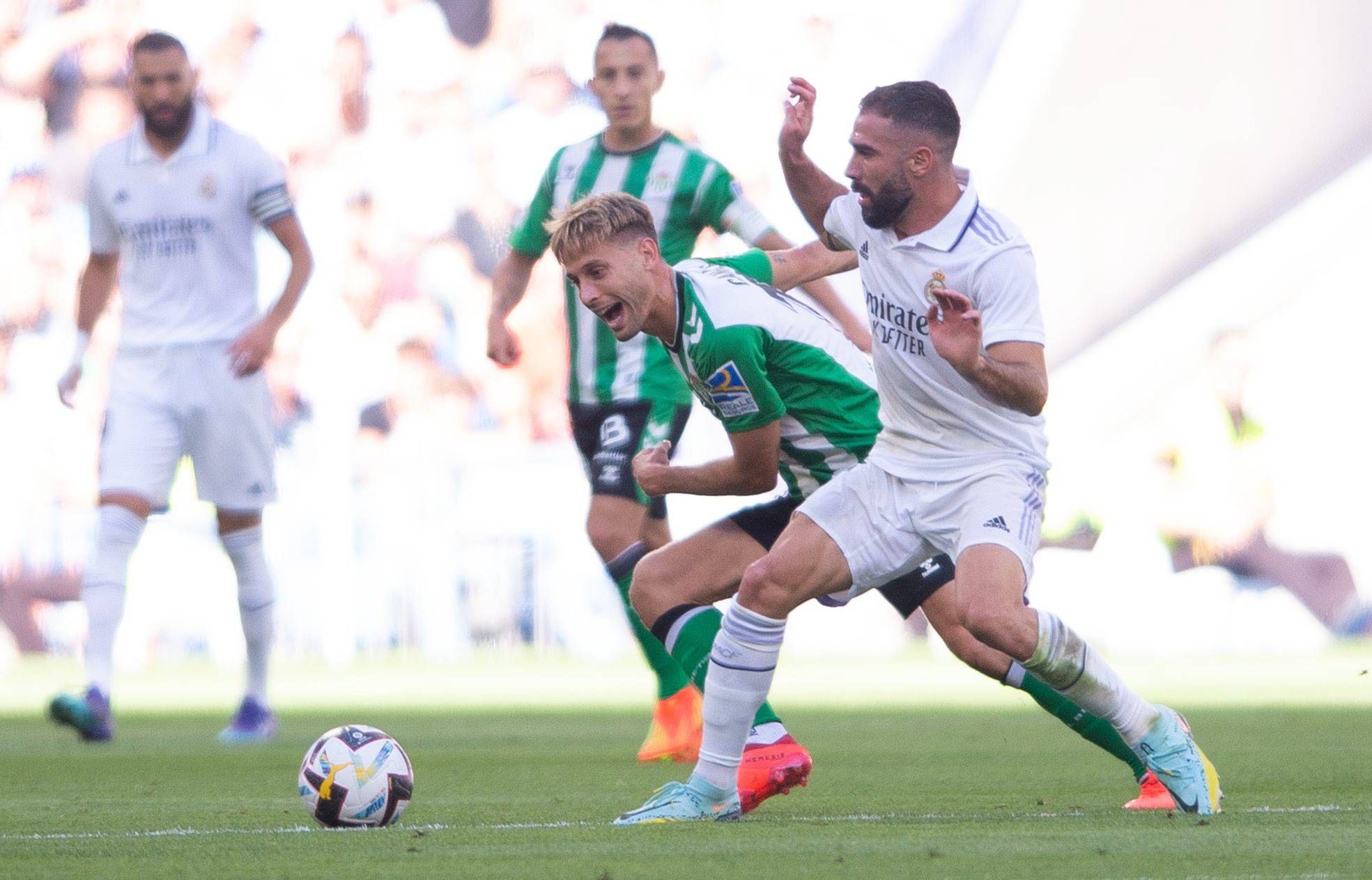 Canales, luchando por un balón con Carvajal