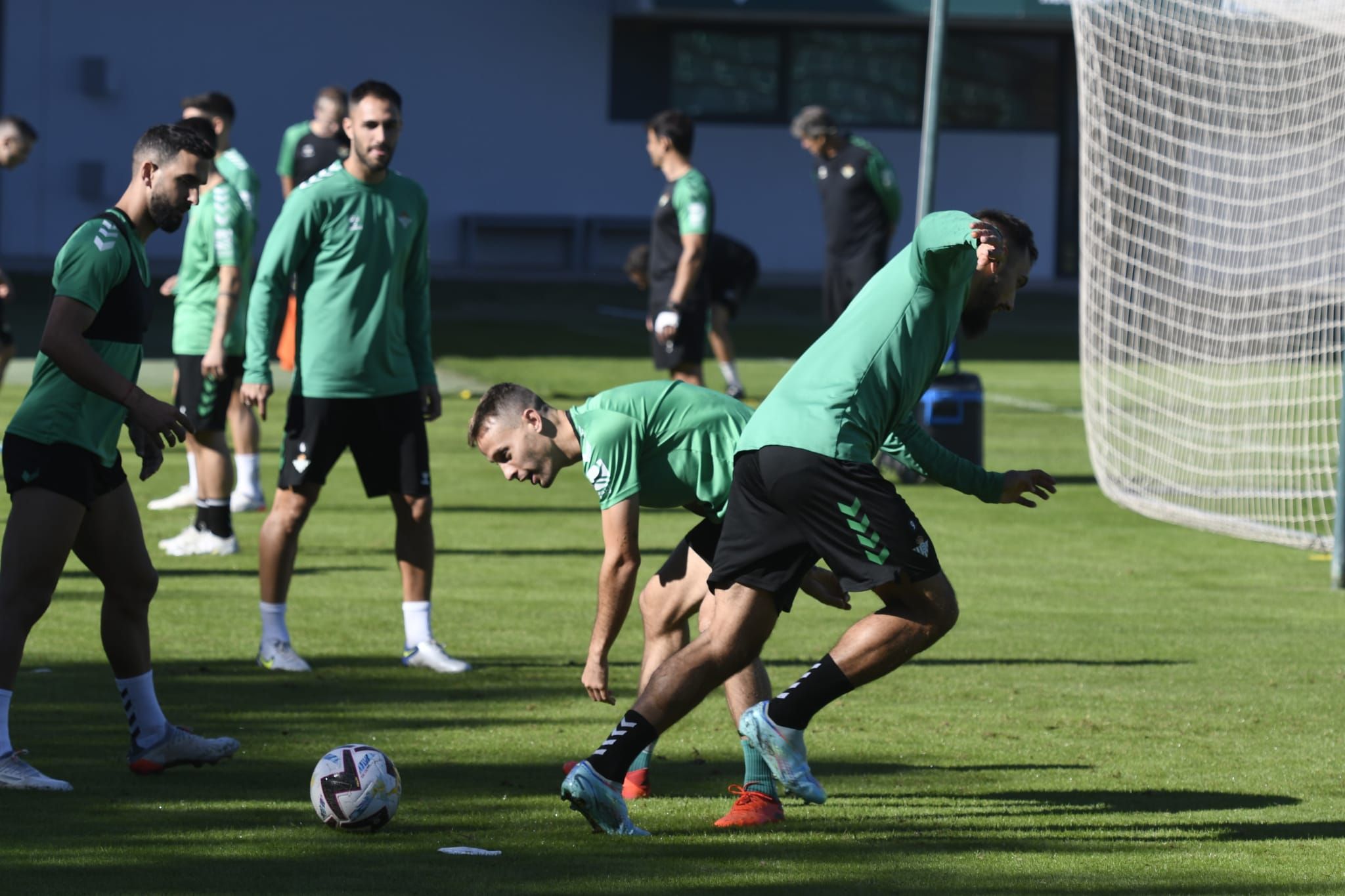  Canales y Borja Iglesias, en el entrenamiento del Betis