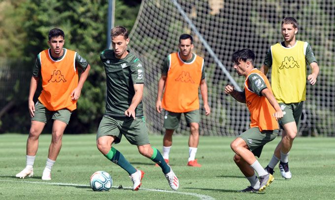 Robert presiona a Canales en un entrenamiento del Betis.