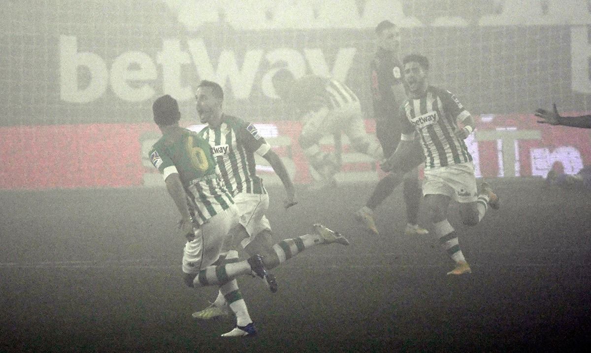 Sergio Canales celebra su gol en el Betis - Real Sociedad (foto: Kiko Hurtado).