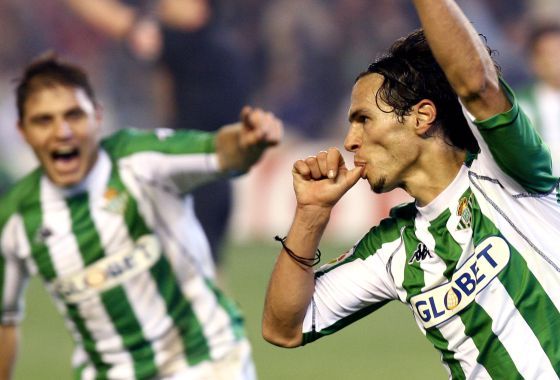  Capi celebra un gol con el Betis.